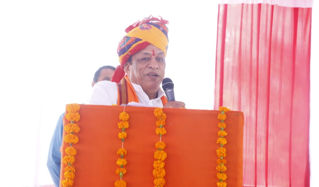 पशुपालन, गोपालन और देवस्थान मंत्री  जोराराम कुमावत ने वरिष्ठ नागरिक तीर्थ यात्रा योजना के तहत विशेष ट्रेन को हरी झंडी दिखाकर रवाना किया