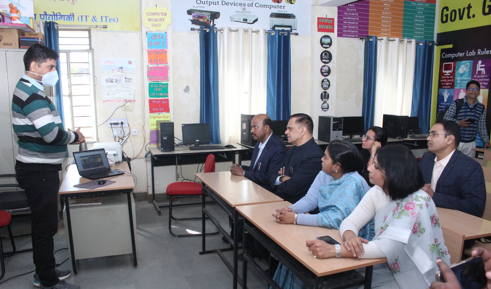 मुख्य सचिव श्री वी. श्रीनिवास पहुंचे छात्राओं के बीच, विभाग के प्रयासों की सराहना की