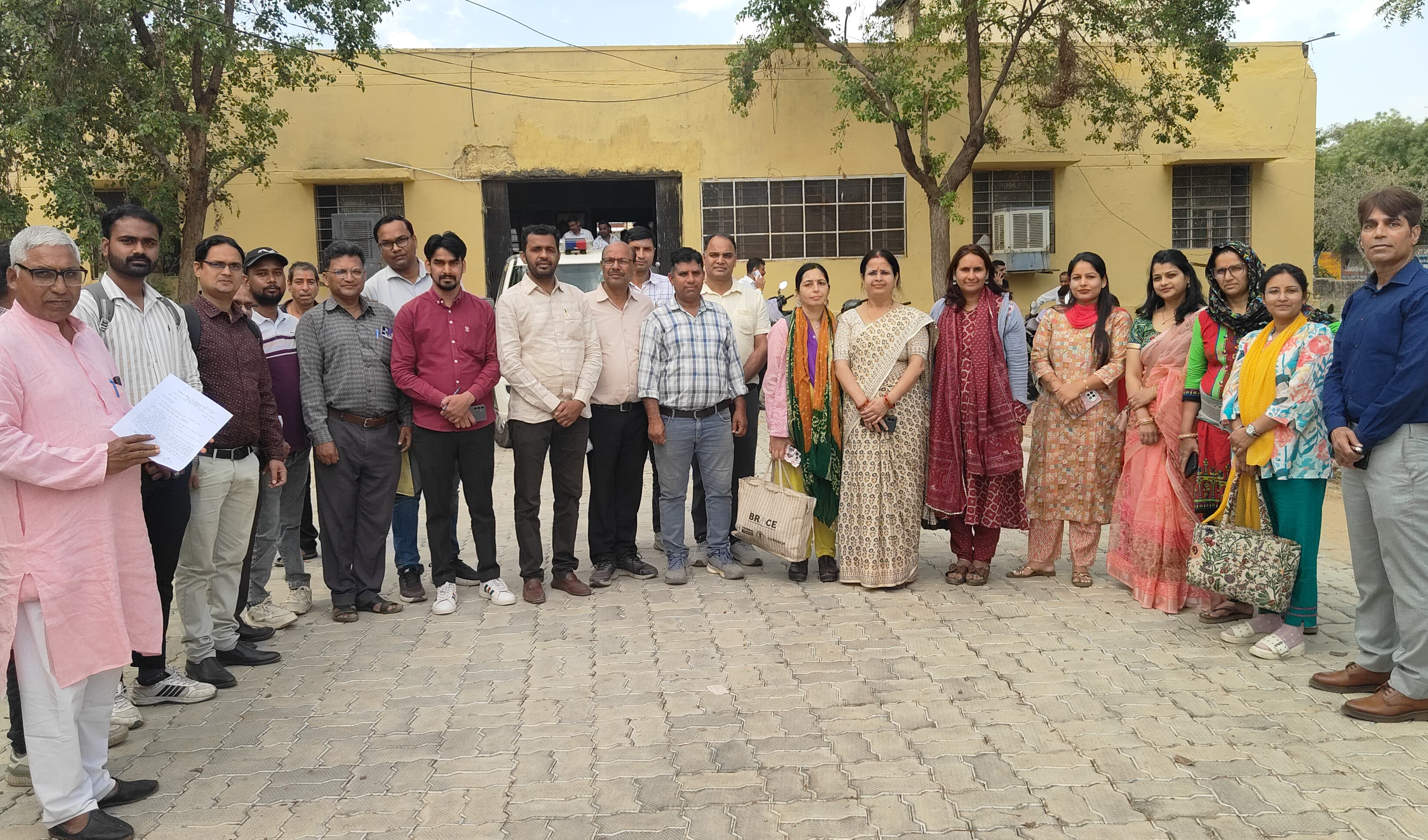 ग्रीष्मावकाश अवकाशों कटौती के विरोध में शिक्षकों ने मुख्यमंत्री के नाम से उपखंड अधिकारियों को ज्ञापन दिया