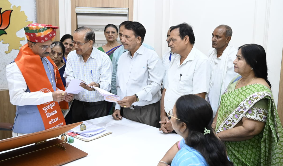 बीजेपी अध्यक्ष मदन राठौड़ से बीजेपी संकल्प पत्र की घोषणा याद दिलाने के लिए चौथी बार मिला