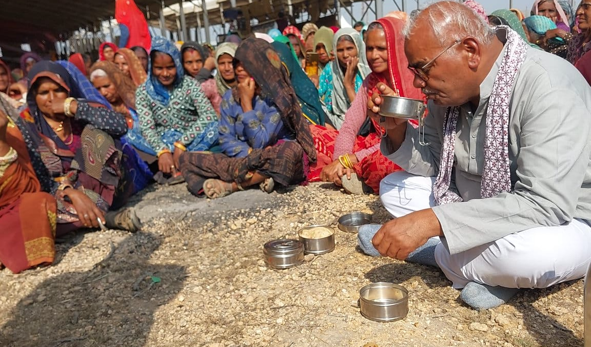 शिक्षा एवं पंचायती राज मंत्री मदन दिलावर ने कथा पंडाल स्थल पर काम कर रही महिला मजदूरों से की वार्ता!