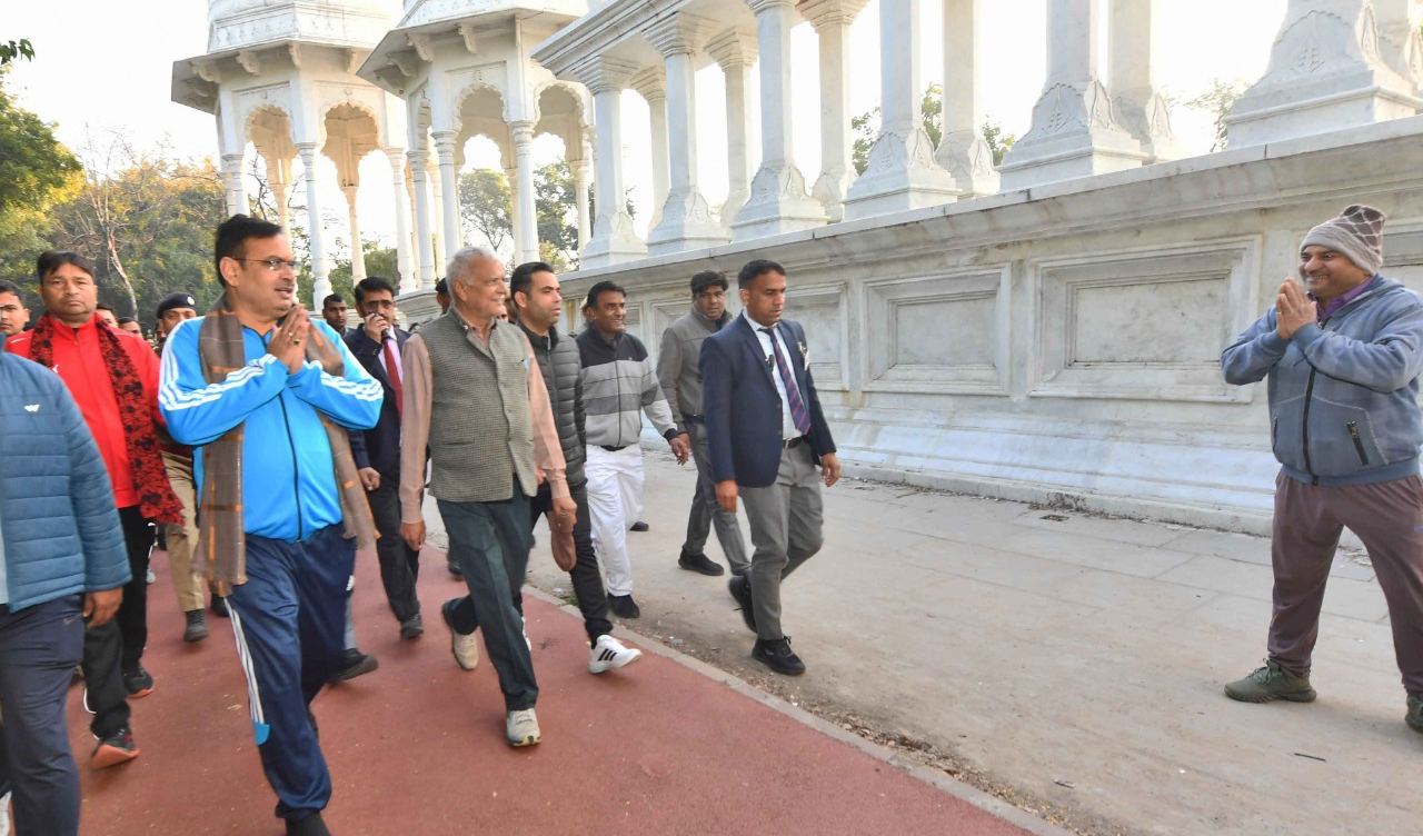 मॉर्निंग वॉक पर मुख्यमंत्री, जवाहर सर्किल पार्क में वॉक के साथ आमजन से की मुलाकात