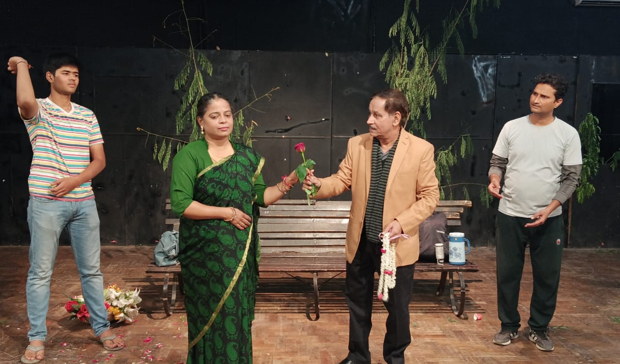 "अधूरे पन्ने -पूरी कहानी" नाटक का मंचन