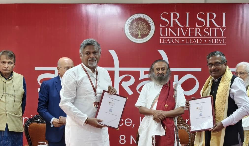 आईआईएम सम्बलपुर और श्रीश्री विश्वविद्यालय ने नवाचार व शोध को बढ़ावा देने के लिए किया समझौता