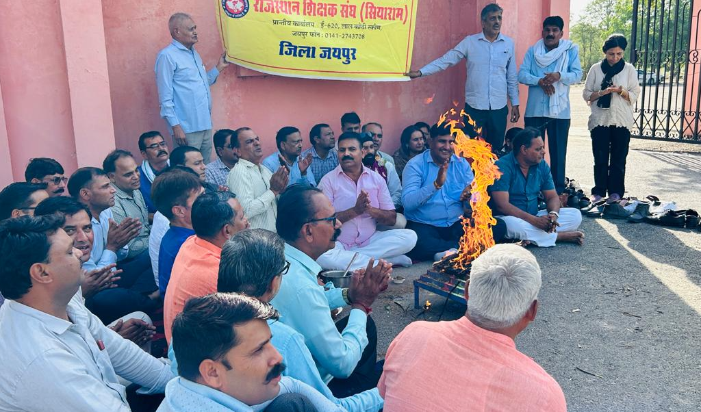 सद्बुद्धि यज्ञ व श्री हनुमान चालीसा का आयोजन शिक्षा संकुल जयपुर पर किया गया