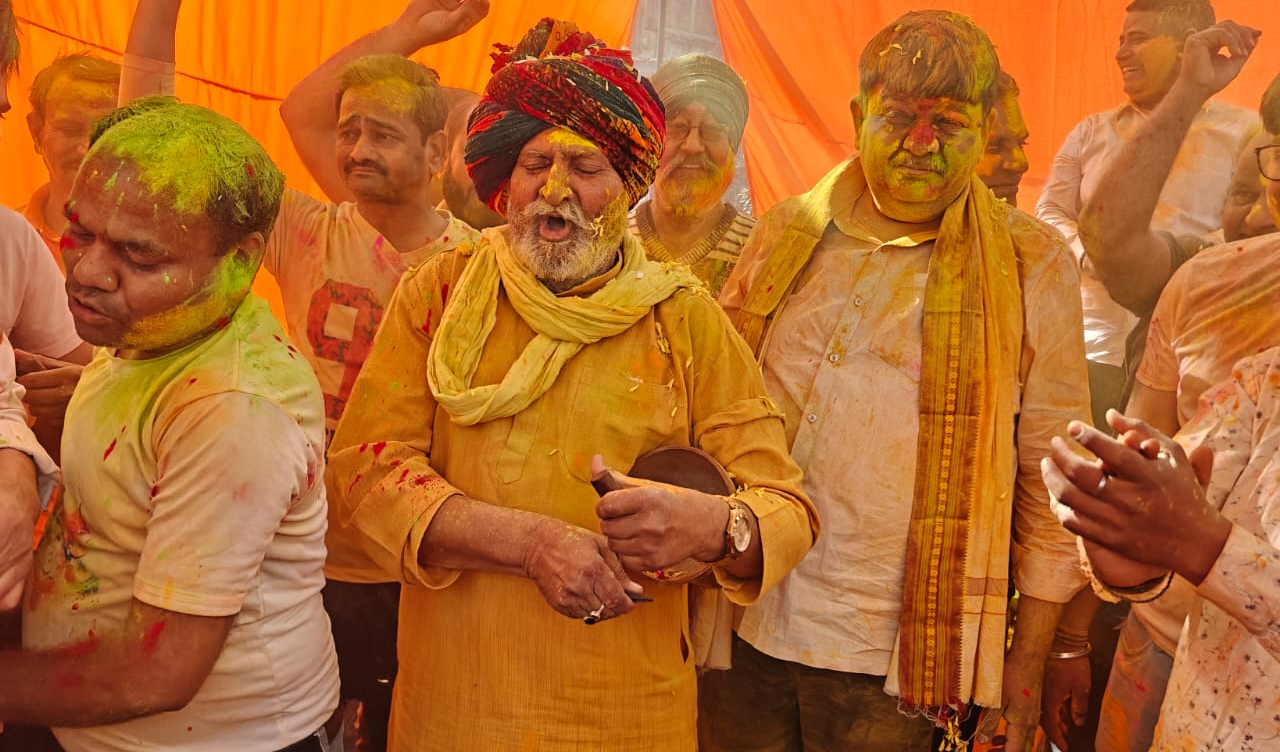 वन राज्यमंत्री ने शहरवासियों के साथ खेली हर्बल गुलाल से होली दिव्यांगजनों को मिठाई खिलाकर दी होली की शुभकामनाएं