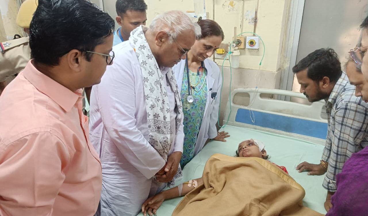 स्कूल वैन हादसे में घायल बच्चों से मिलने अस्पताल पहुंचे शिक्षा मंत्री मदन दिलावर