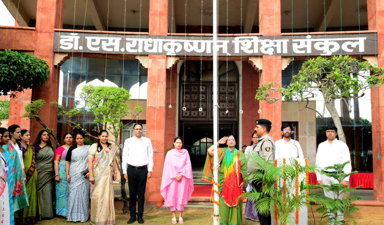 शिक्षा संकुल में राज्य परियोजना निदेशक श्रीमती रश्मि शर्मा ने किया ध्वजारोहण