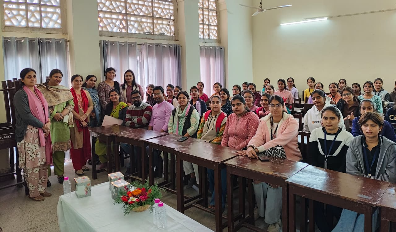 छात्राओं को “संविधान“ नामक डॉक्यूमेंट्री दिखाई