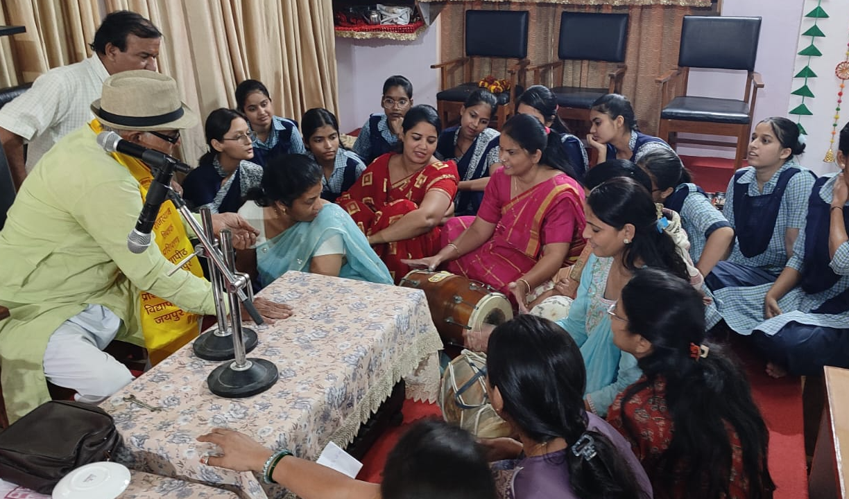प्रशिक्षणार्थियों ने सीखें लोकवाद्यों के हुनर