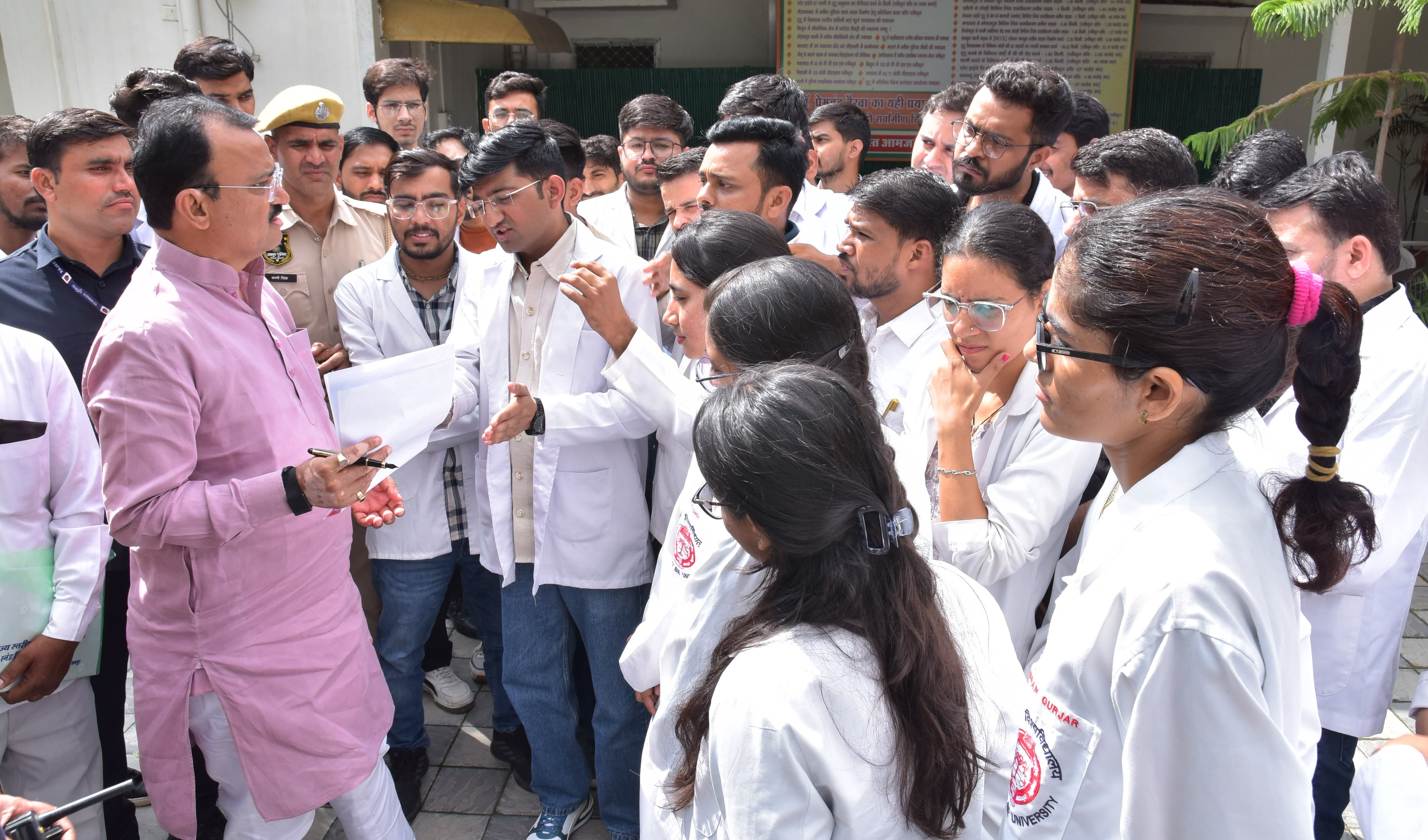 926 रिक्त पदों पर सेवानिवृत्त चिकित्साधिकारियों की पुनर्नियुक्ति के विरोध में युवा आयुर्वेद चिकित्सकों ने उठाई आवाज