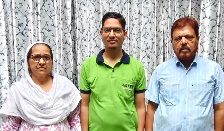 कोटा गए दोस्तों के नोट्स से पढ़ा, फिर कोटा कोचिंग के लिए आलू बेचे, अब बरेली का अल्ताफ बनेगा डाॅक्टर