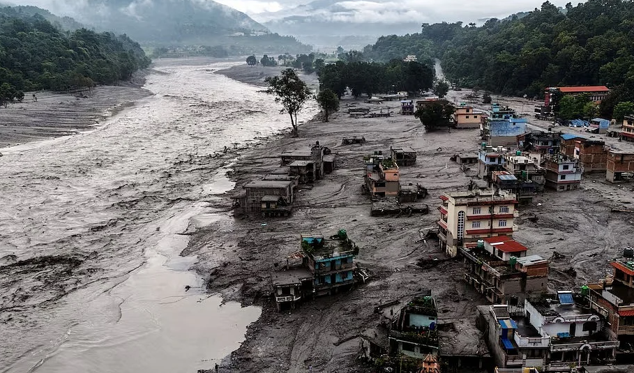 नेपाल में भीषण बाढ़ से तबाही, मृतकों की संख्या 900 के पार; लापता लोगों की तलाश में जुटे बचाव दल