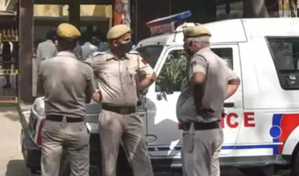 दिल्ली में 17-साल के किशोर से हुई चोरी, चार लोग गिरफ्तार