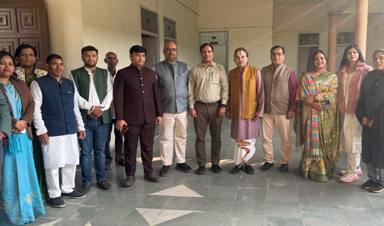 मूल्यों और सुदृढ़ चरित्र निर्माण की प्रेरणा देती है गीता