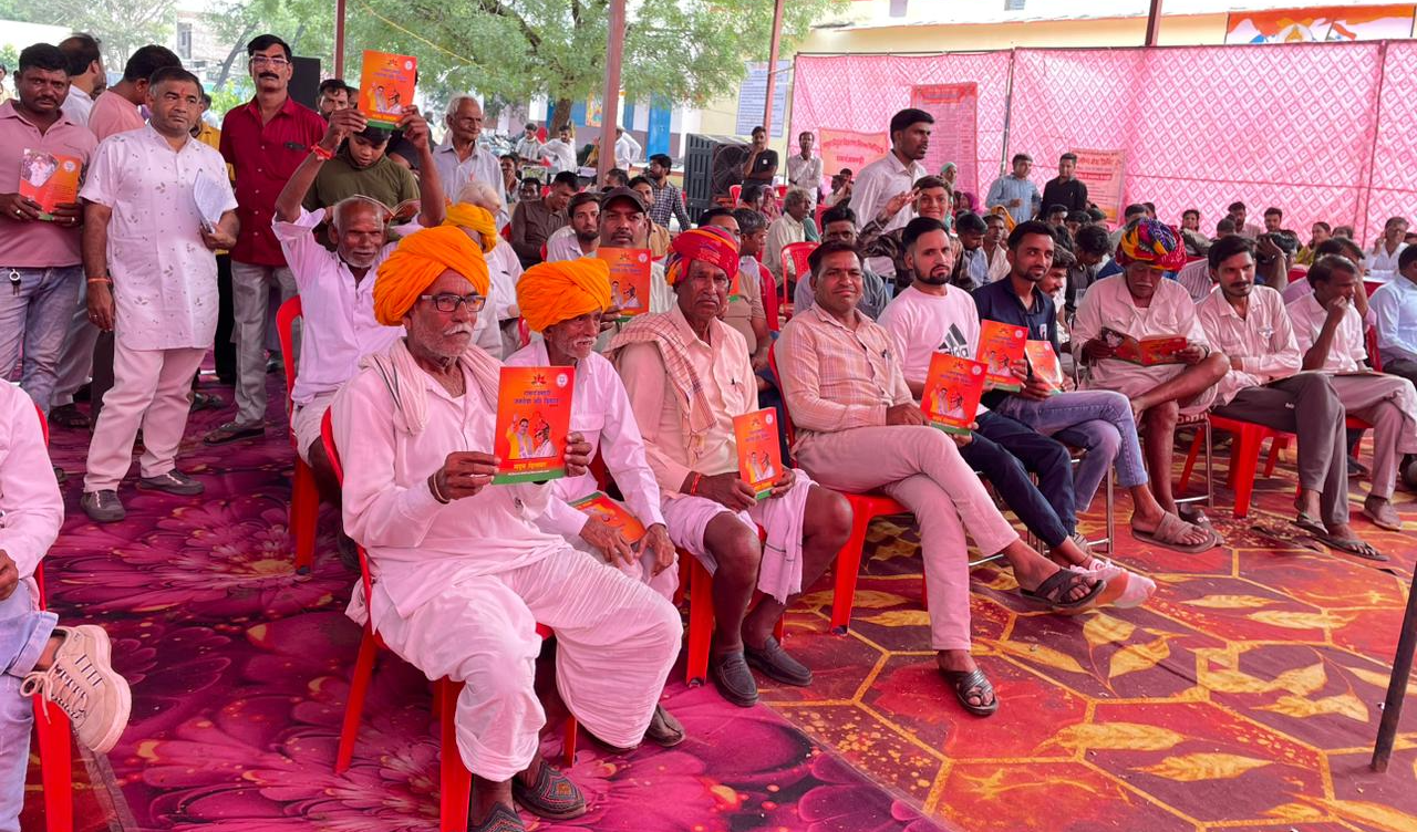 हर हाथ में पहुंच रही विकास की गाथा – रामगंज मंडी में मदन दिलावर के कार्यों की किताब ने जगाई उत्सुकता