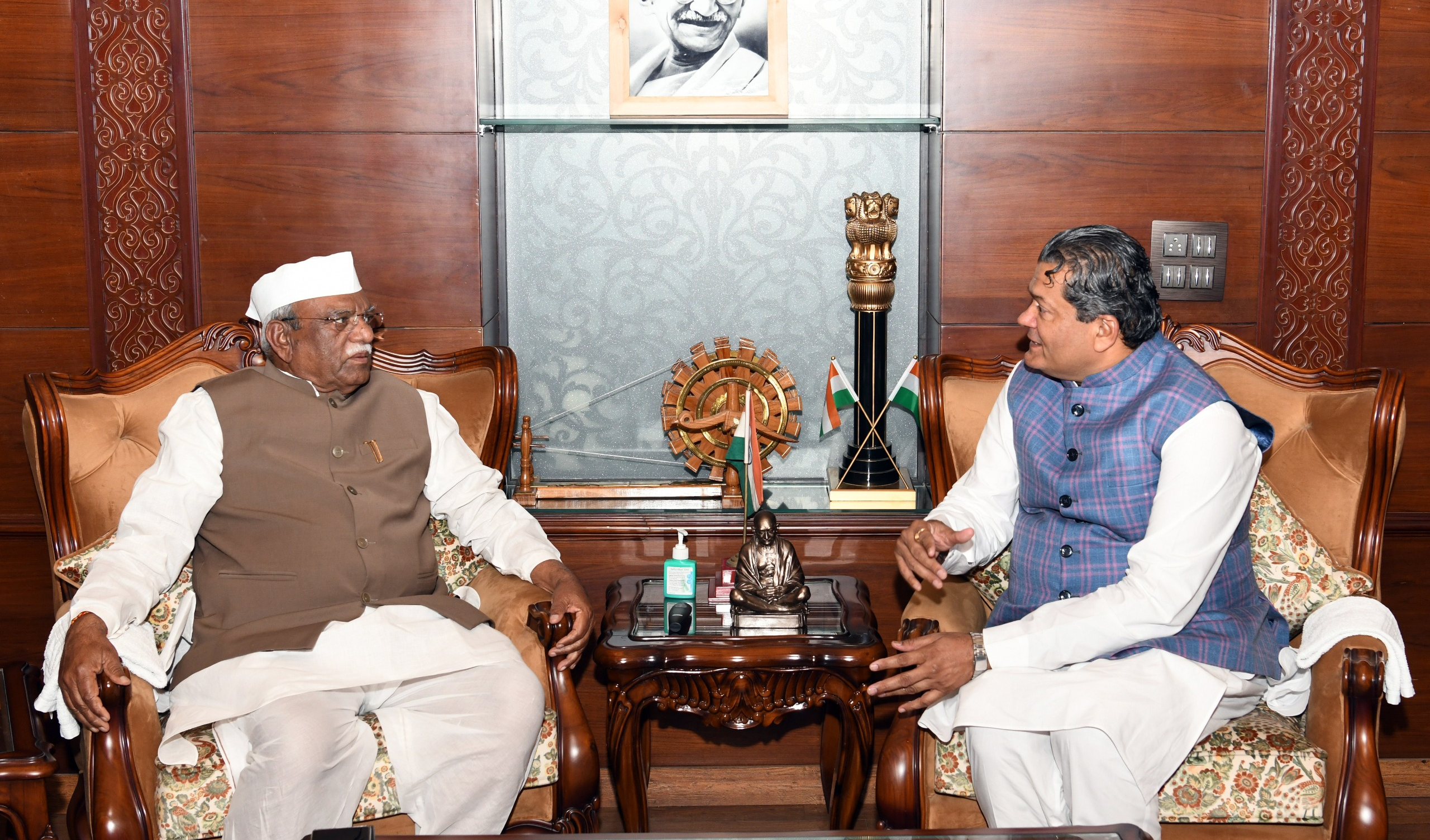 राज्यपाल से खाद्य एवं नागरिक आपूर्ति मंत्री सुमित गोदारा ने मुलाकात की