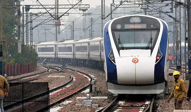 इंडिगो संकट गहराया, रेलवे बना सहारा – क्या यह ट्रेन सेवाओं के पुनरुत्थान का मौका?