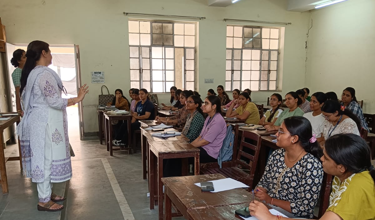 छात्राओं में आलोचनात्मक चिंतन एवं अनुसंधानपरक दृष्टिकोण विकसित करने की पहल