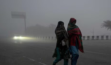उत्तर भारत में कड़ाके की ठंड का प्रकोप, घना कोहरा लौटने से जनजीवन प्रभावित होने की आशंका