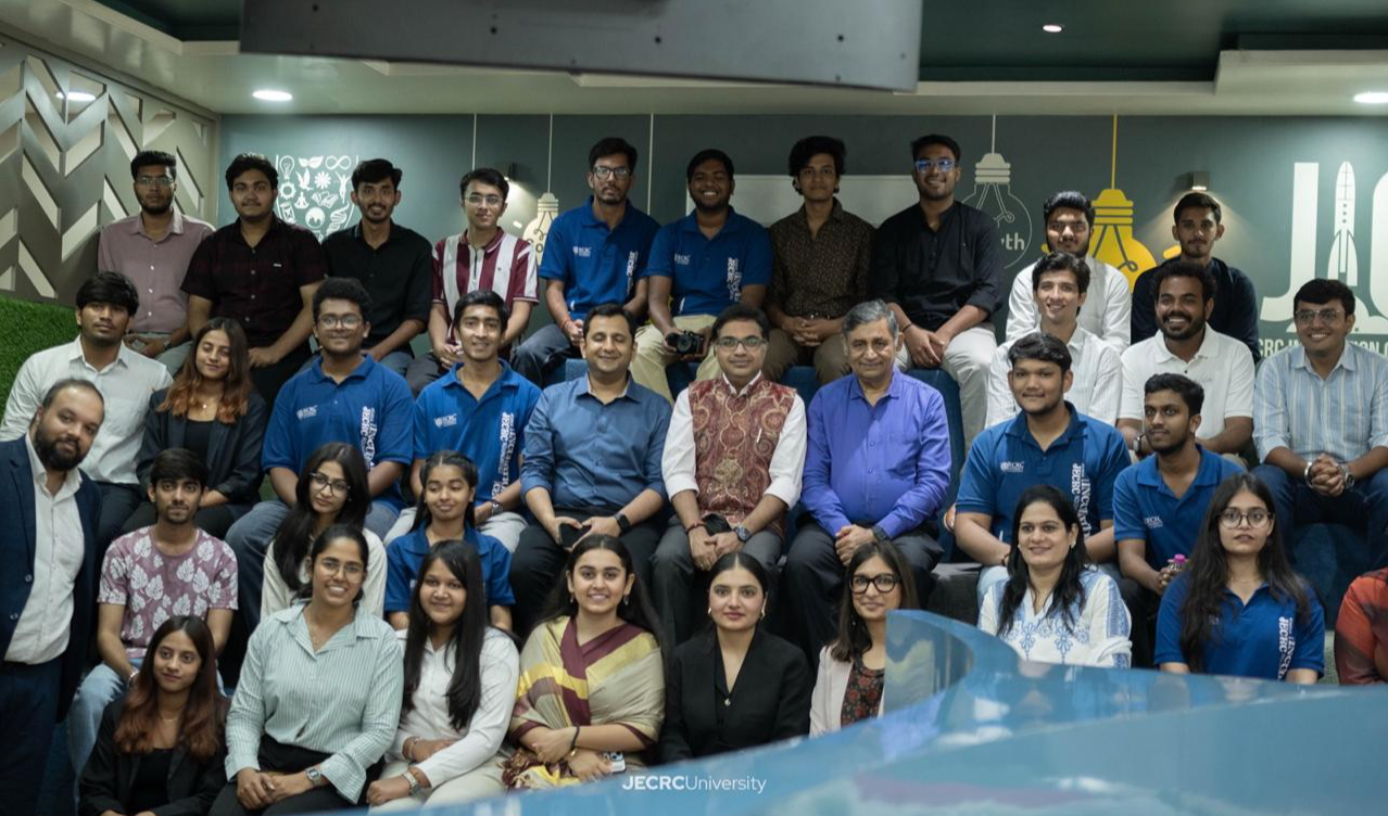 1.8 करोड़ की फंडिंग के साथ जेईसीआरसी यूनिवर्सिटी बनी राजस्थान के स्टार्टअप रिवॉल्यूशन का लॉन्चपैड टियर-2 और टियर-3 शहरों में इनोवेशन को मिले पंख, जेईसीआरसी-मेइटी साझेदारी ने गढ़ी नई एंटरप्रेन्योरशिप कहानी
