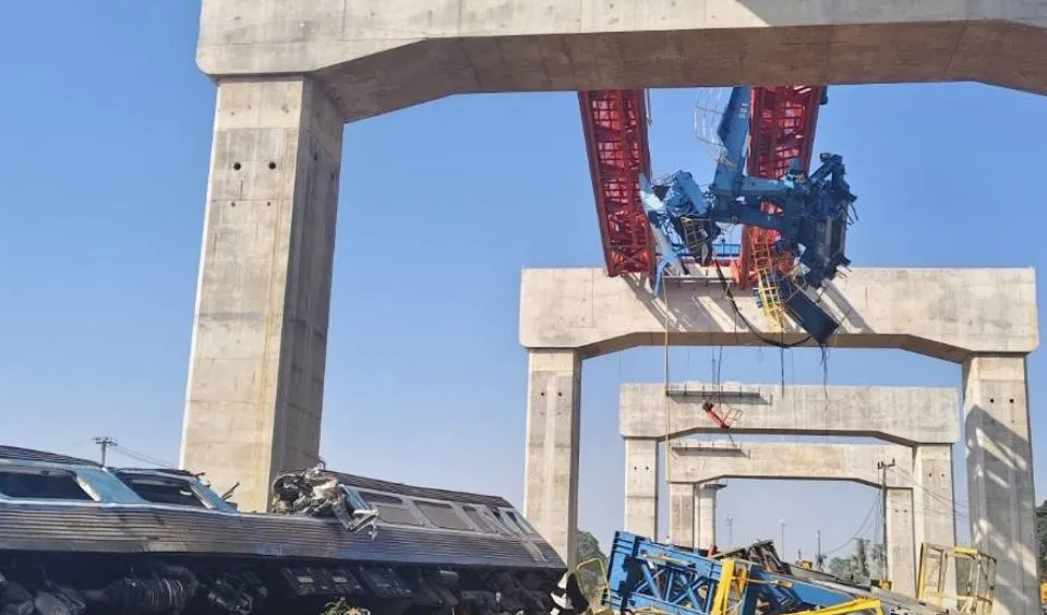 थाईलैंड में यात्री ट्रेन से जुड़ी बड़ी दुर्घटना, कई लोगों के हताहत होने की सूचना