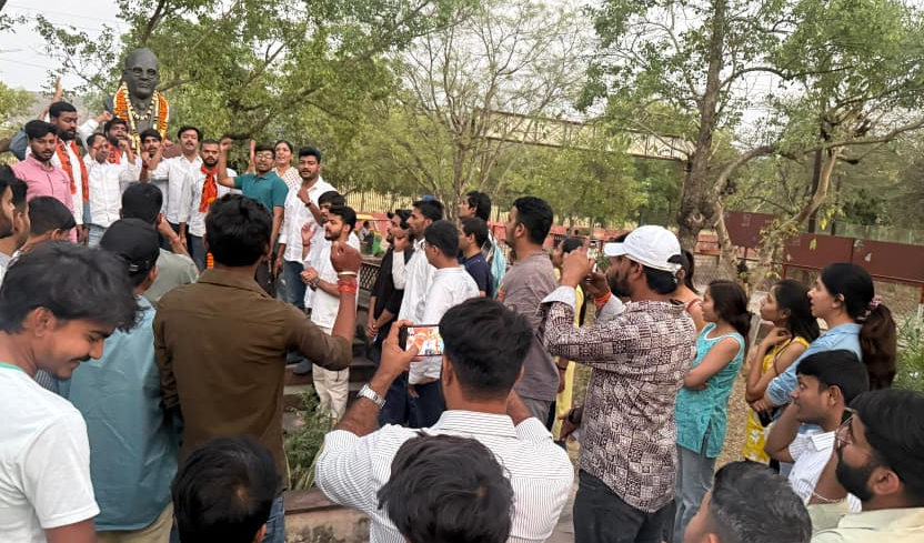 संविधान की गूँज और मशालों की रोशनी से जगमगाया राजस्थान विश्वविद्यालय