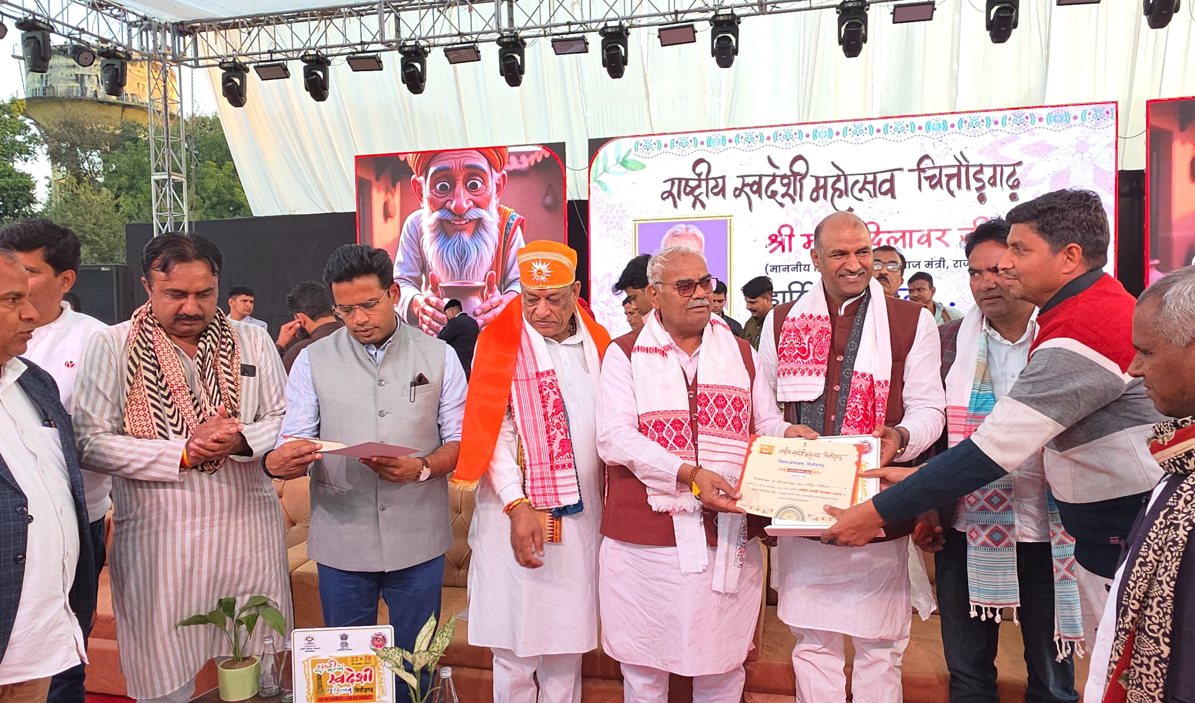 शिक्षा मंत्री मदन दिलावर ने स्वदेशी मेले में खरीदी पत्नी के लिए साड़ी