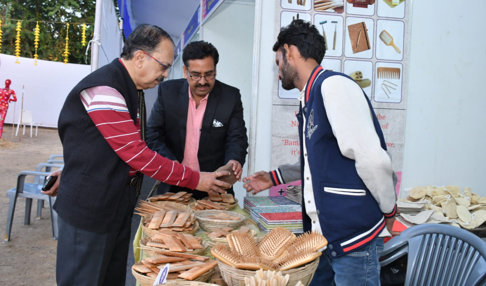 फूड एंड न्यूट्रीफेस्ट 2025 में औषधीय पौधों से बने उत्पादों की प्रदर्शनी ने खींचा ध्यान शिल्पग्राम में 100 से अधिक स्टॉल