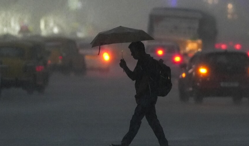 Delhi Shivers at 4.6°C as Cold Wave Intensifies Amid Early Morning Rain