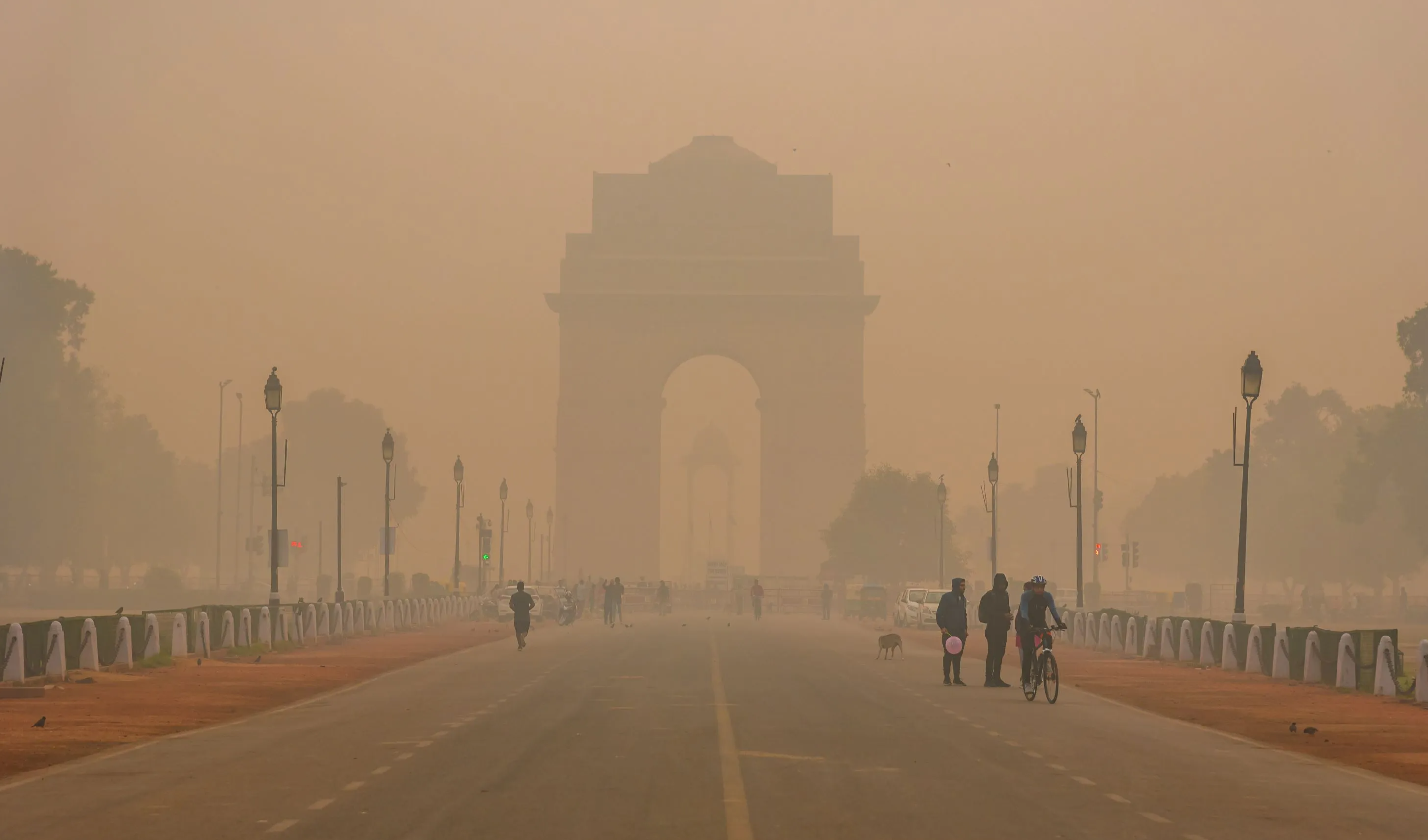 Delhi Air Turns Hazardous as AQI Crosses 400 at Multiple Locations