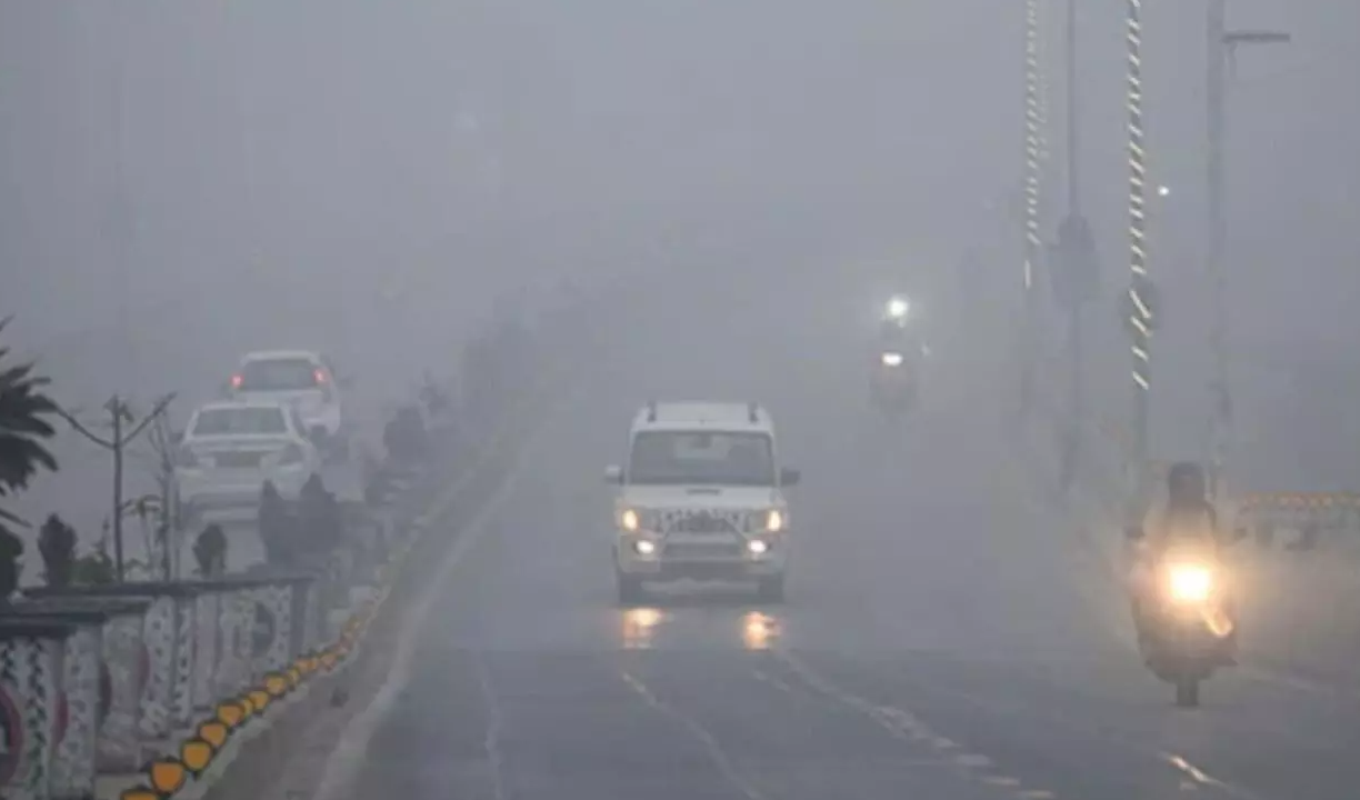 दिल्ली में घना कोहरा और प्रदूषण की मार, हवा की गुणवत्ता फिर बिगड़ी