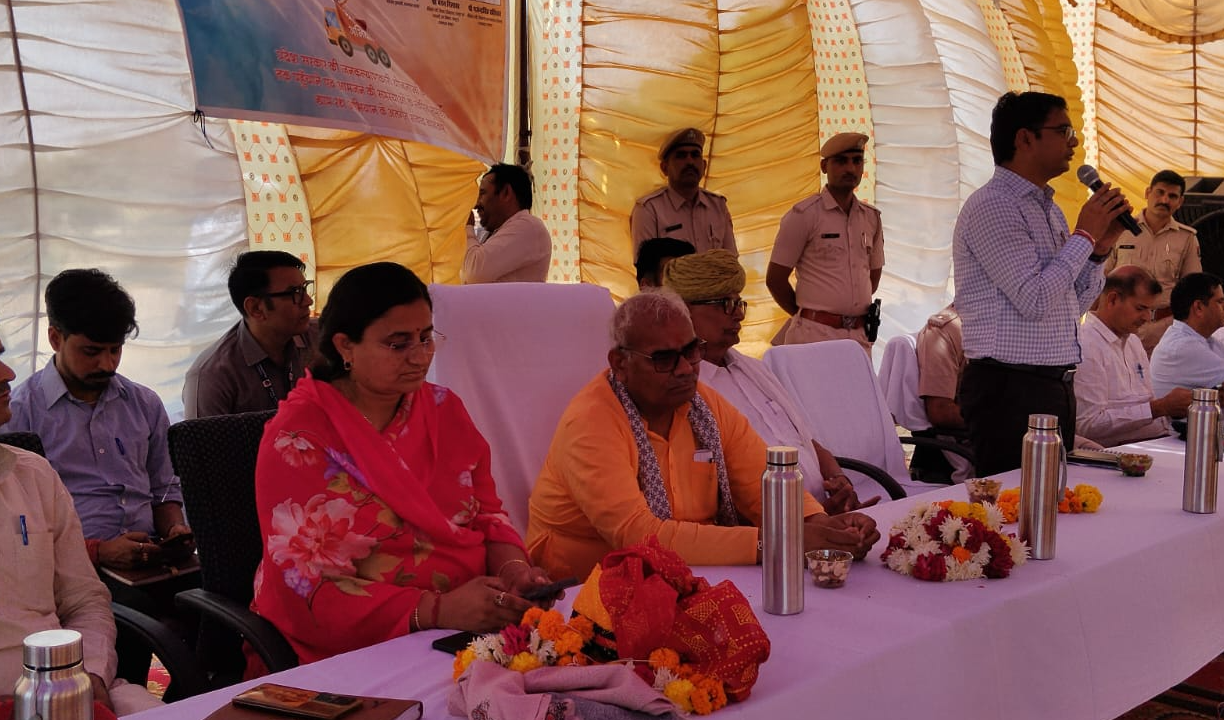ग्राम रथ अभियान के तहत फलोदी जिले की पंचायत समिति देचू के सेतरावा में आयोजित रात्रि चौपाल कार्यक्रम