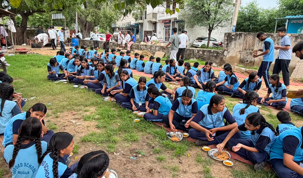 देशभक्ति और सेवा का संगम: स्वतंत्रता दिवस पर बेगस के युवाओं ने बच्चों को कराया भोजन, पुरखों की परंपरा को रखा जीवित