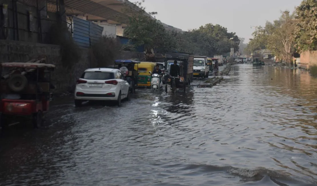 दिल्ली के अबुल फजल रोड पर जलभराव से लोगों की मुश्किलें बढ़ीं