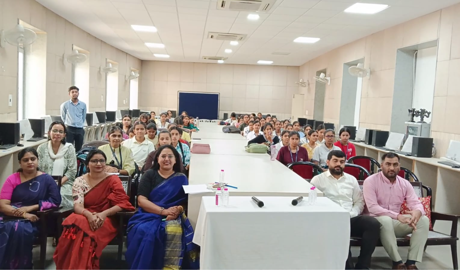 छात्राओं के लिए करियर काउंसलिंग सत्र का आयोजन किया
