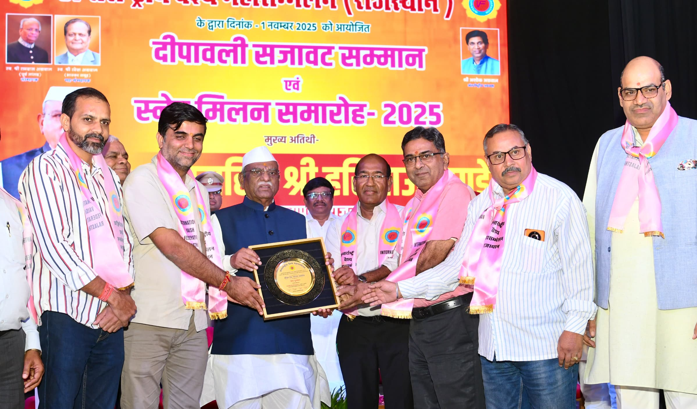 राज्यपाल ने दीपावली सजावट में श्रेष्ठ प्रदर्शन करने वालों को किया सम्मानित
