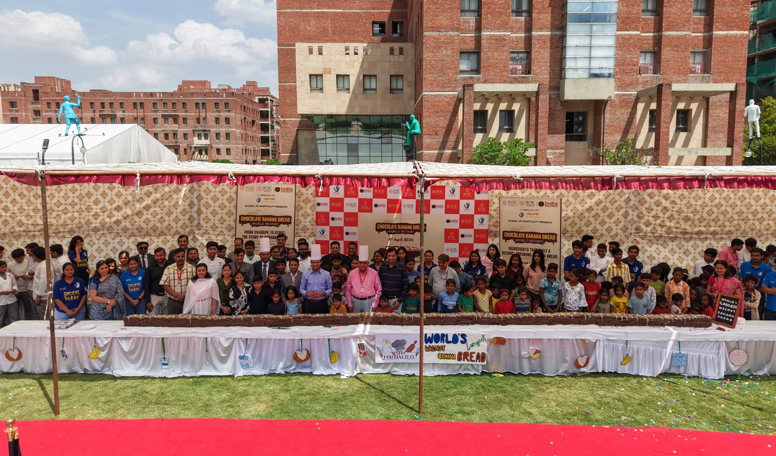 जेईसीआरसी के स्कूल ऑफ हॉस्पिटैलिटी ने बनाया 30 फ़ीट लंबा, 200 किलो वज़न 'वॉलनट बनाना ब्रेड'