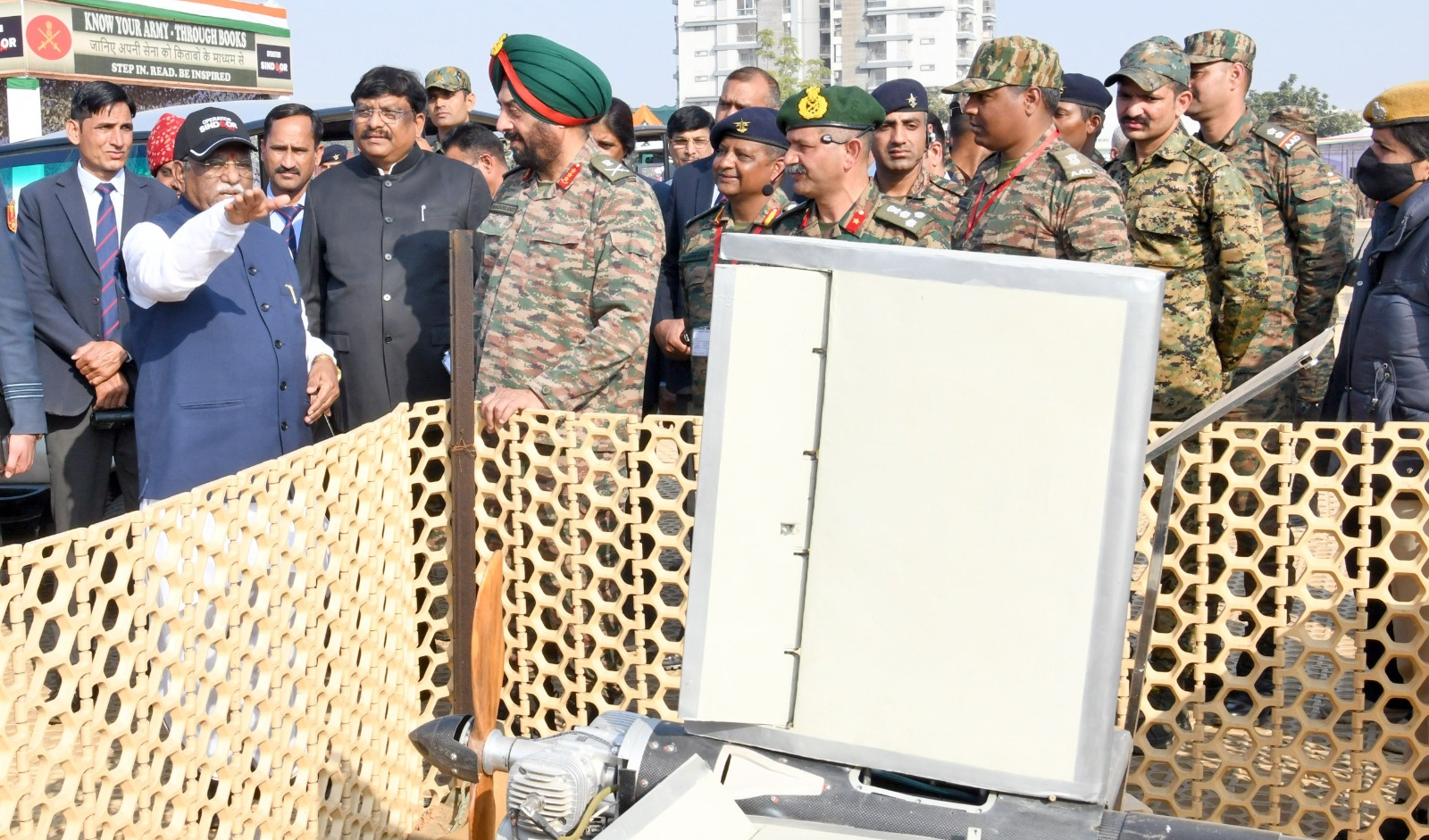 राज्यपाल बागडे ने 'नो योर आर्मी–2026' प्रदर्शनी का अवलोकन किया, जवानों के जज़्बे को किया सलाम