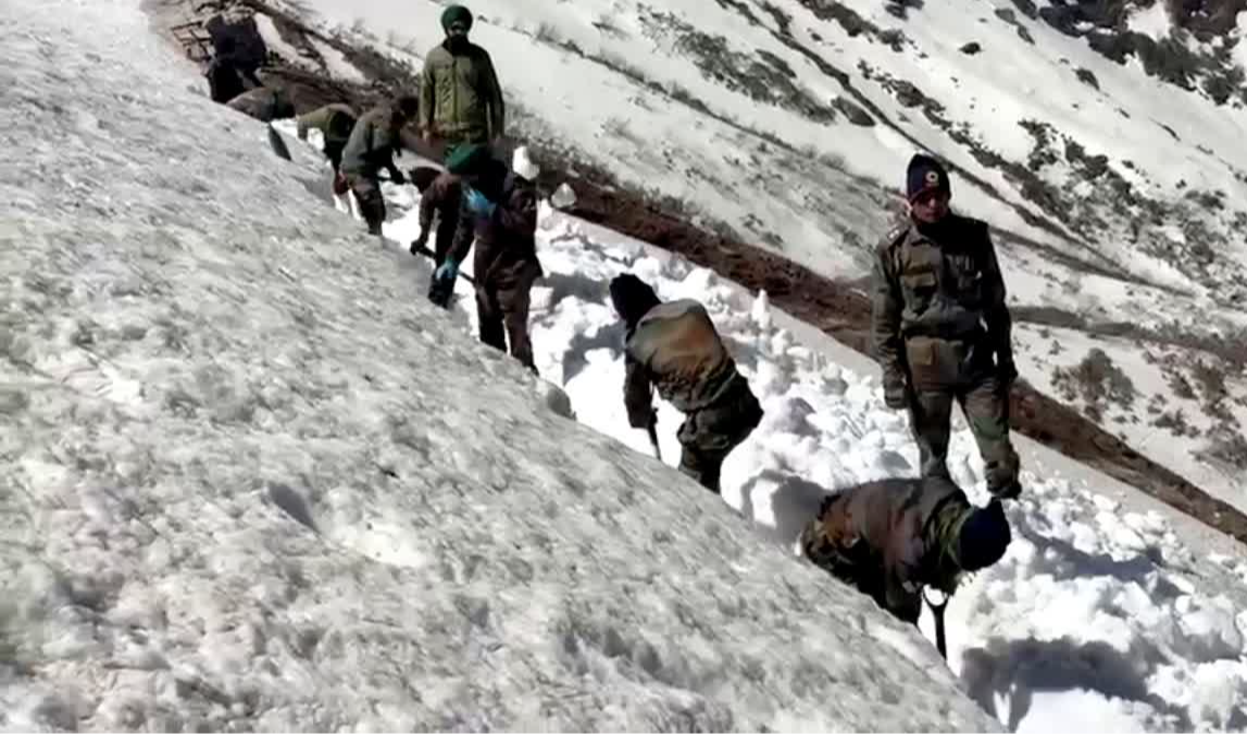 उत्तराखंड सीमा पर सुरक्षा व्यवस्था कड़ी, हेमकुंड साहिब की ओर बढ़े निहंग श्रद्धालुओं को लेकर बढ़ी सतर्कता