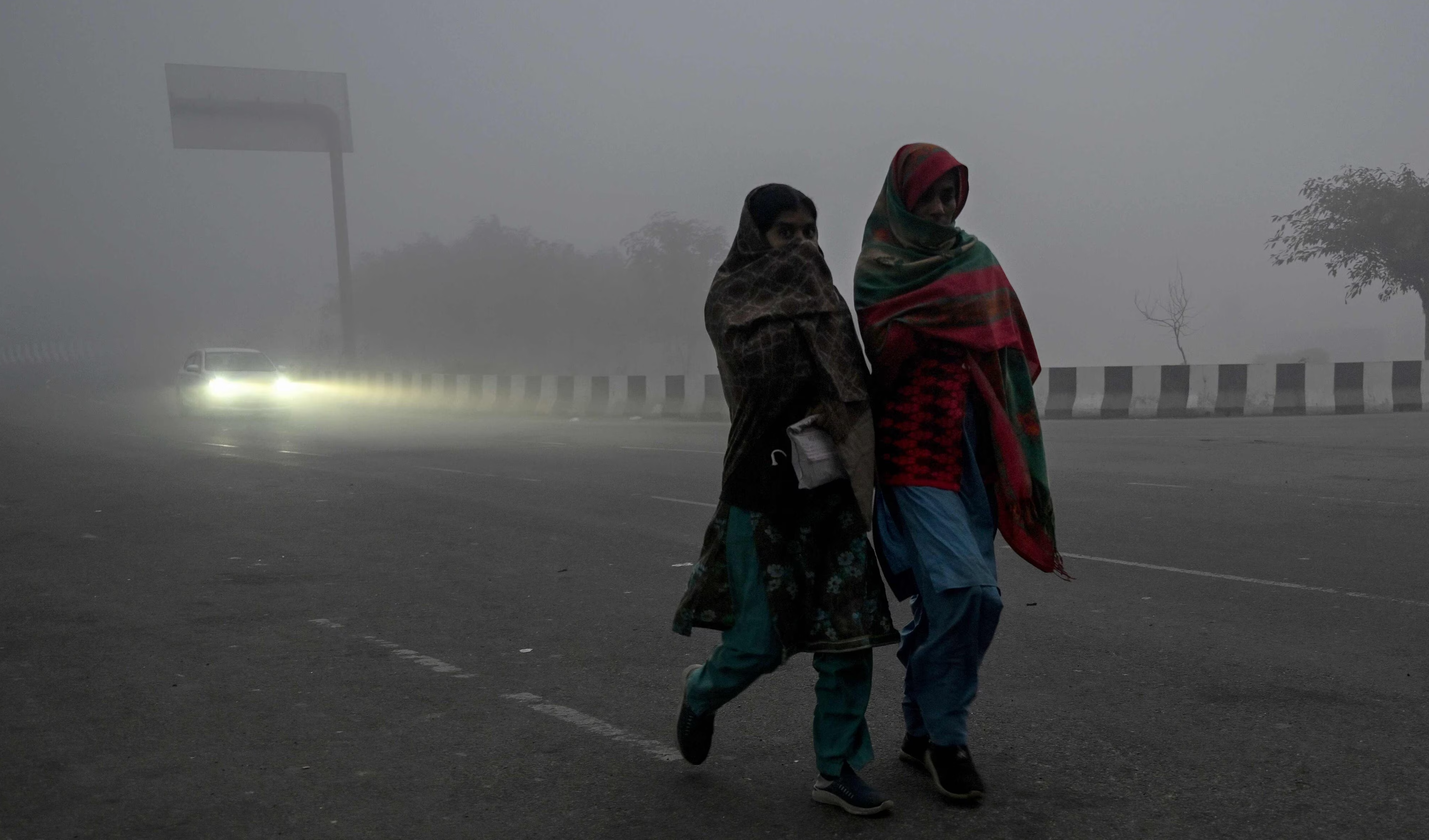 Severe Cold Grips Delhi-NCR as Temperatures Drop Sharply, Dense Fog Disrupts Daily Life