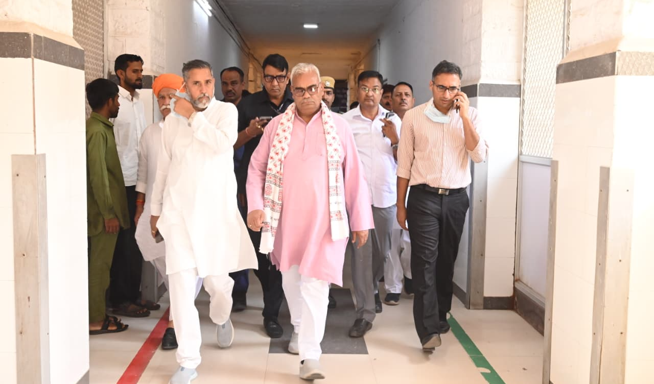 बस हादसे के घायलों से मिले प्रभारी मंत्री, मदन दिलावर कहा – यह त्रासदी अत्यंत पीड़ादायक, राज्य सरकार हर पल पीड़ित परिवारों के साथ खड़ी है
