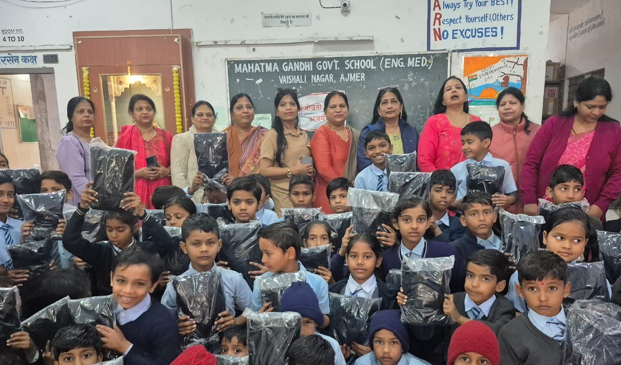 छात्रों को स्वेटर वितरित किए