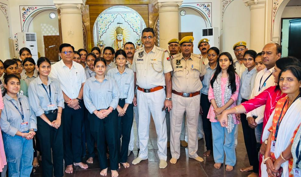 अग्रवाल पीजी कॉलेज की छात्राओं ने रक्षाबंधन के पर्व पर दिया सामाजिक समरसता का संदेश