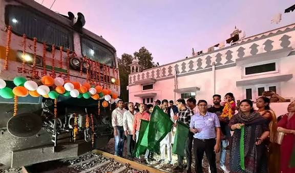 जगन्नाथपुरी और कोणार्क के लिए रवाना हुए संभाग के 509 वरिष्ठ नागरिक