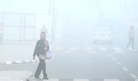 घने कोहरे से दिल्ली की रफ्तार थमी, सातवें दिन भी उड़ानें और ट्रेनें प्रभावित