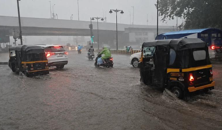 दिल्ली में मानसून की धमाकेदार एंट्री, मुंबई में मूसलाधार बारिश से जनजीवन अस्त-व्यस्त; कई राज्यों में बाढ़ और भूस्खलन का कहर