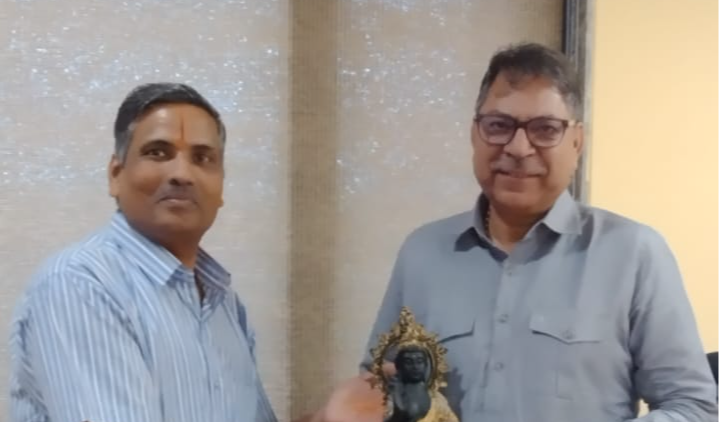 प्रोफेसर रमेश रावत ने भाजपा राज्यसभा सांसद डॉ सतीश पुनिया को गैंगटोक- सिक्किम से दिल्ली भाजपा के केंद्रीय कार्यालय मे पहुँचकर शिष्टाचार भेट कर भदाई दी एवं आशीर्वाद लिया