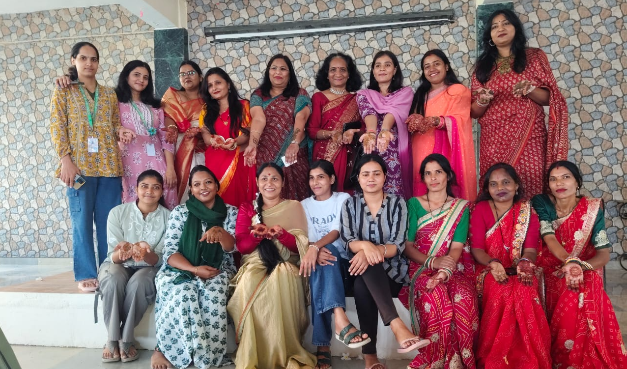 करवा चौथ पर यूनिवर्सिटी ऑफ टेक्नोलॉजी में सजी परंपरा और प्रेम की रंगीन छटा, सांस्कृतिक कार्यक्रमों के बीच महिलाओं ने मनाया उत्सव, कुलपति डॉ. रश्मि जैन और प्रो. चेयरपर्सन डॉ. अंशु सुराना ने दी शुभकामनाएँ