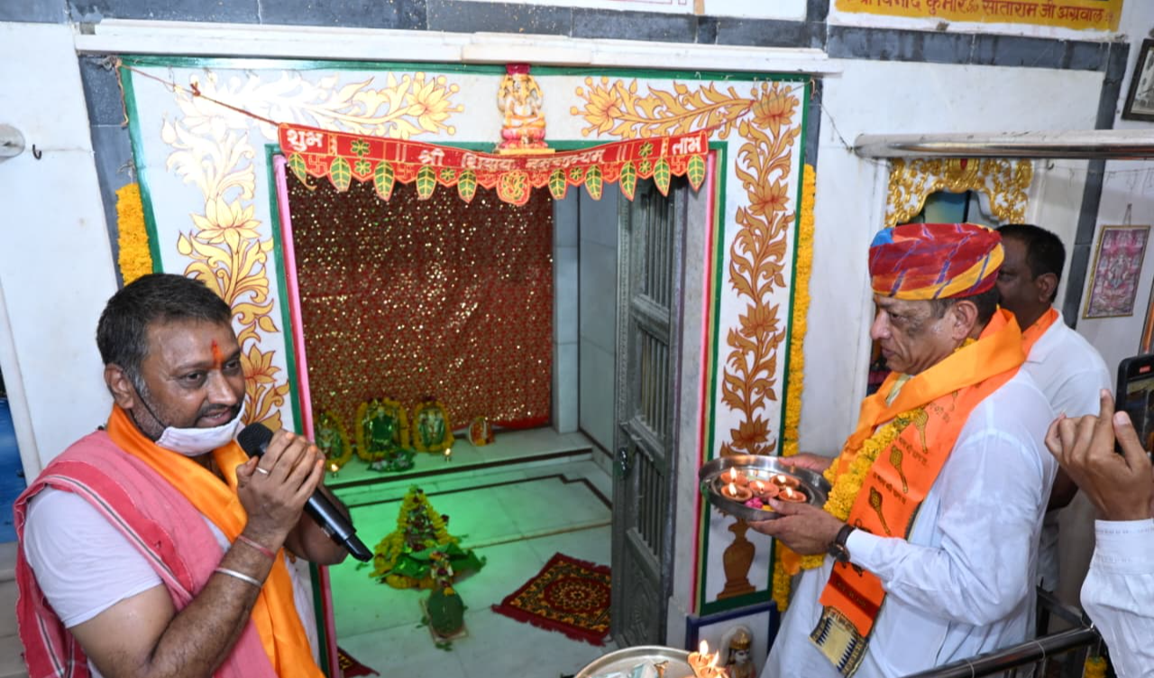 केंद्र सरकार के सफल 12 वर्ष पूरे होने के ऐतिहासिक अवसर पर देवस्थान मंत्री जोराराम कुमावत ने भगवान शिव का किया अभिषेक